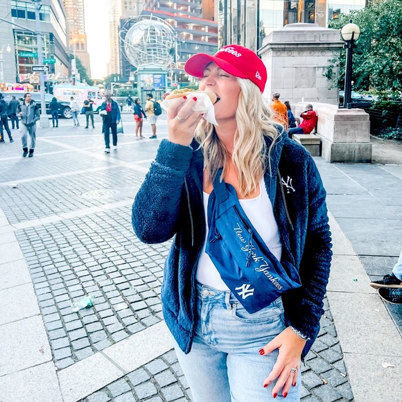 Meet your Posher, Nicole - Picture 1 of 1